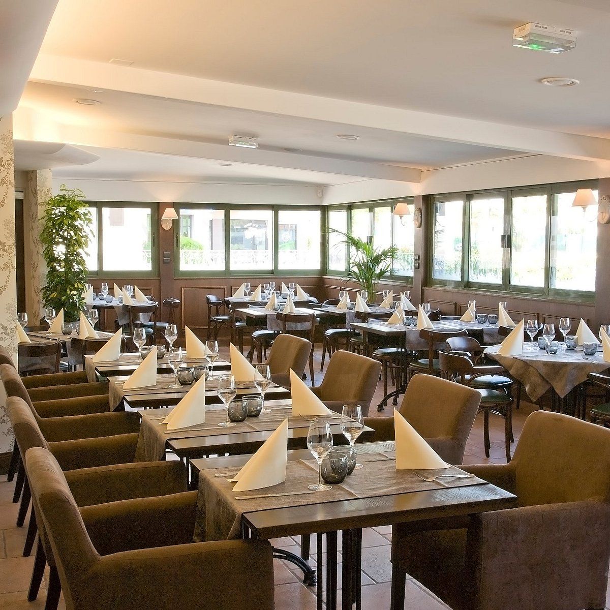 Salle de La Diligence à Lingolsheim, avec ses tables dressées pour le déjeuner.