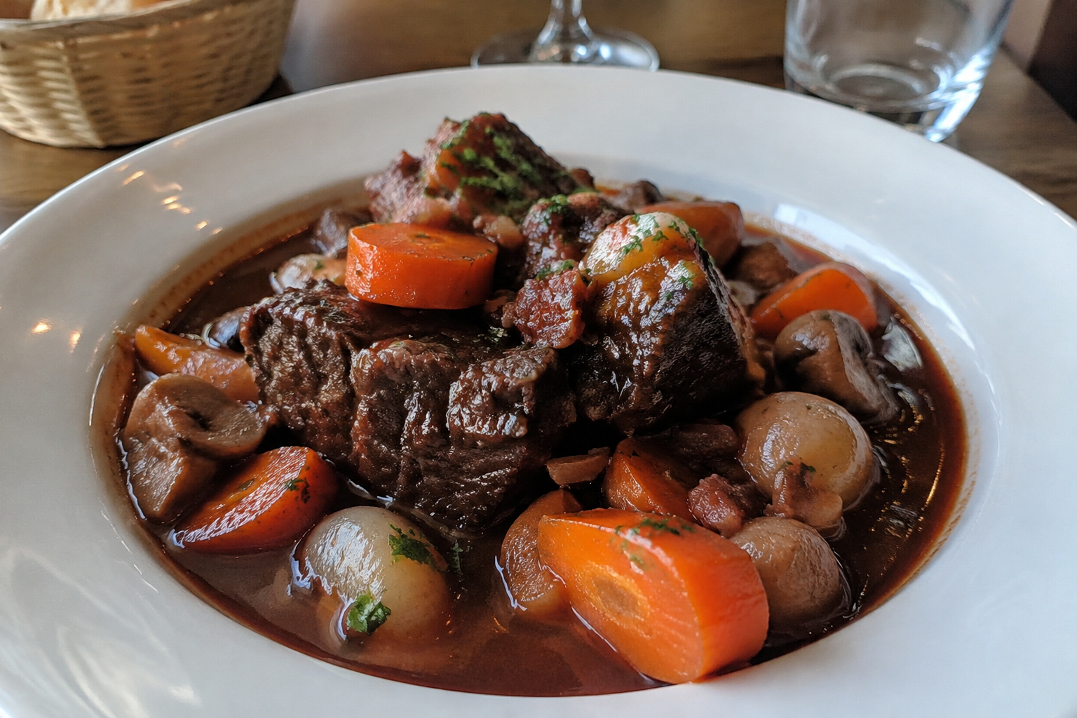Bœuf bourguignon mijoté de longues heures au vin rouge, accompagné de ses petits légumes fondants